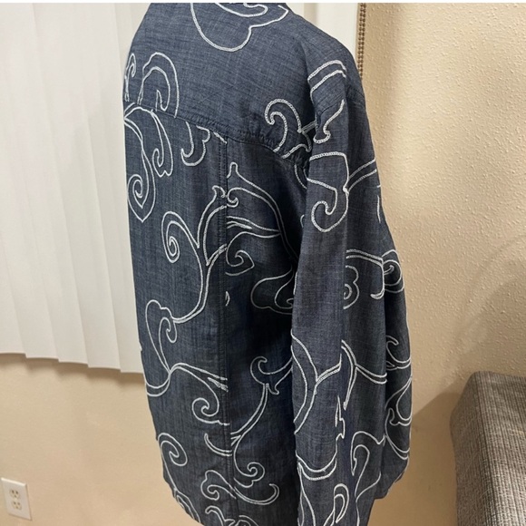 CHICOS LONG SLEEVE BOTTOM SHIRT OR JACKET SIZE 2. - Picture 5 of 16